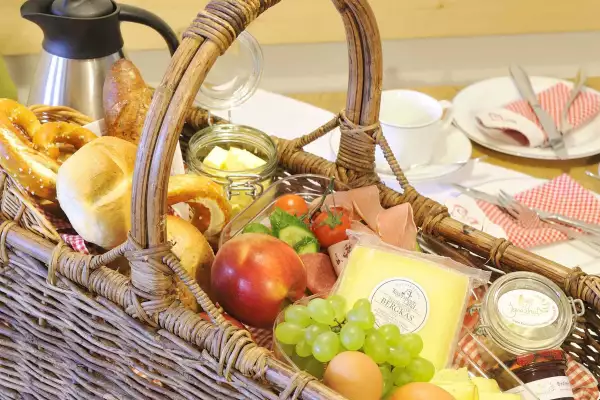 Frühstücksservice hofeigene Produkte Semmeln Brezen Zusatzservice Ferienhof Bad Wiessee